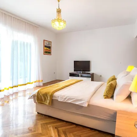 4 Bedroom Cozy In Holiday home *