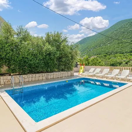 Semesterbostad 4 Bedroom Stunning In
