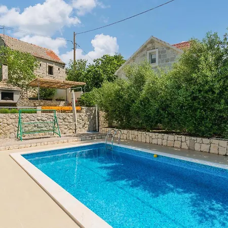 4 Bedroom Cozy In Holiday home *