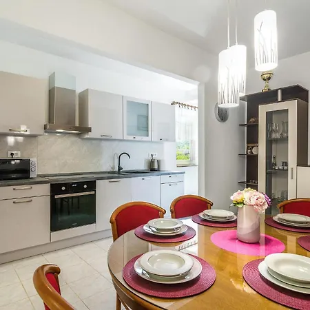 4 Bedroom Cozy In Kucice